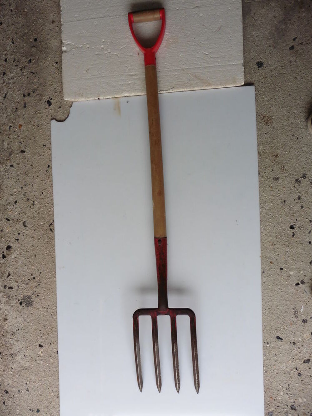 Outils de Jardinage Fourche &agrave; B&ecirc;cher couleur rouge
&agrave; Prendre Jardin