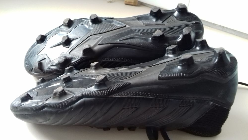 chaussures de foot gar&ccedil;on Adidas pr&eacute;dator pointure 38
Chaussures