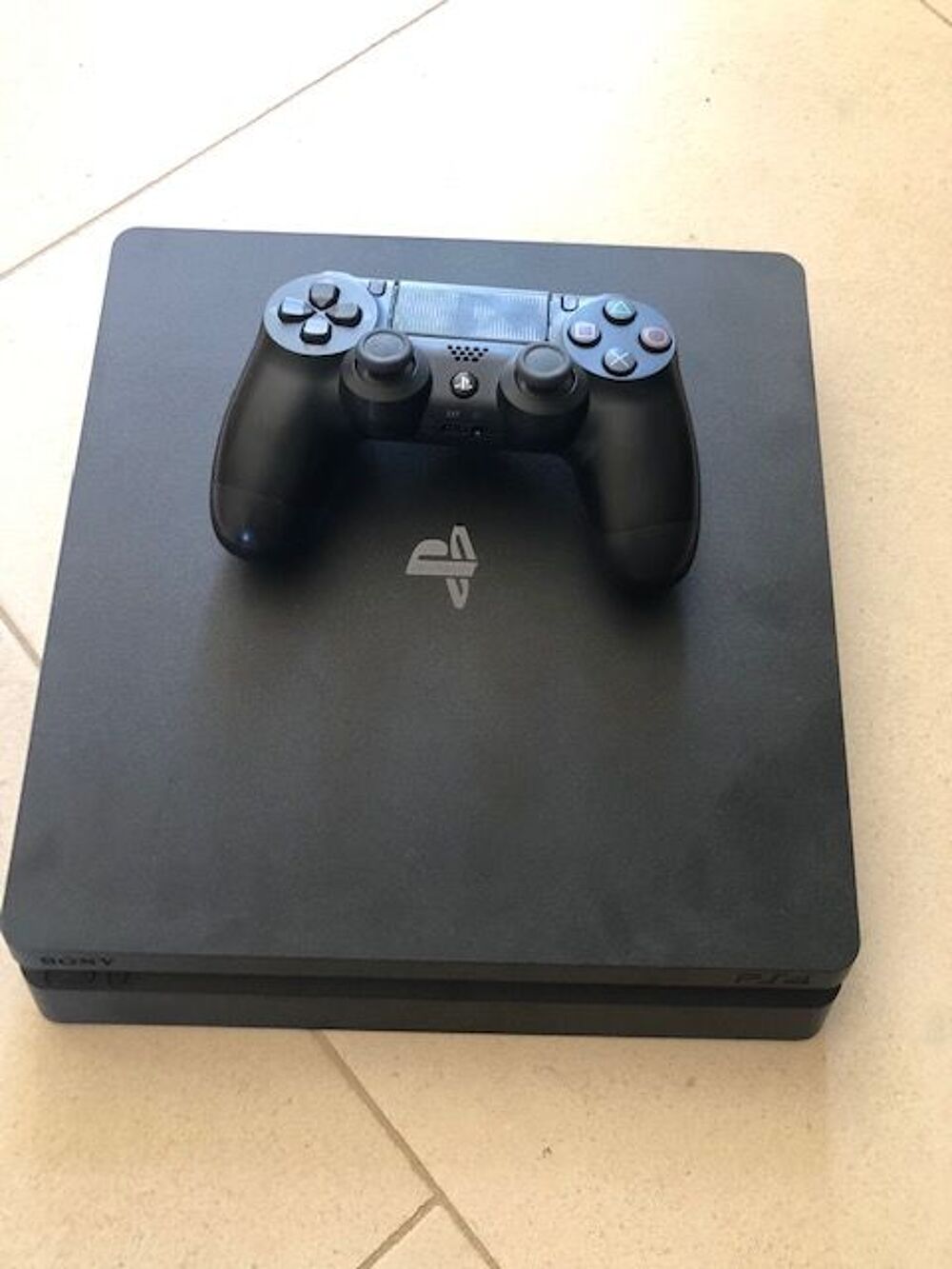 PS4 en parfait &eacute;tat achet&eacute;e neuve en d&eacute;cembre 2021 Consoles et jeux vidéos
