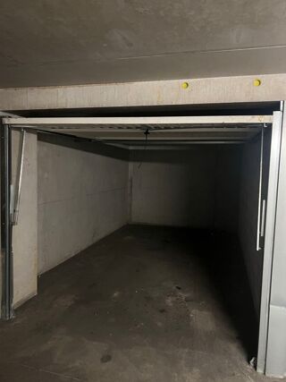  Parking / Garage  louer 10 m