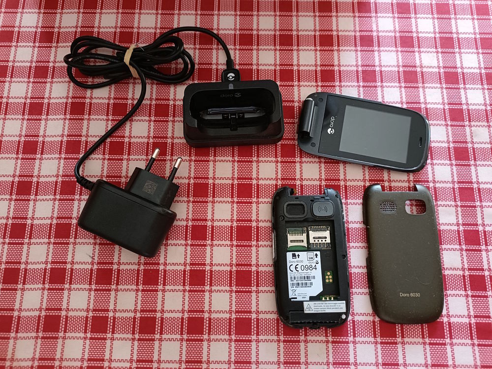 T&eacute;l&eacute;phone mobile Doro 6030 GRIS POUR PIECES AVEC SON CHARGEU Téléphones et tablettes