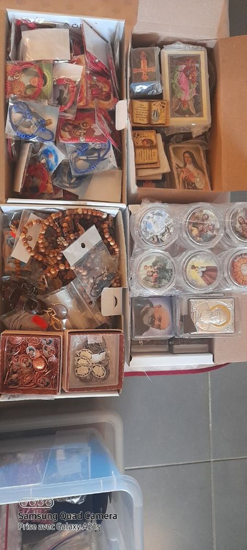 objets articles religieux :Chapelet , cadres ,m&eacute;dailles .... Bijoux et montres