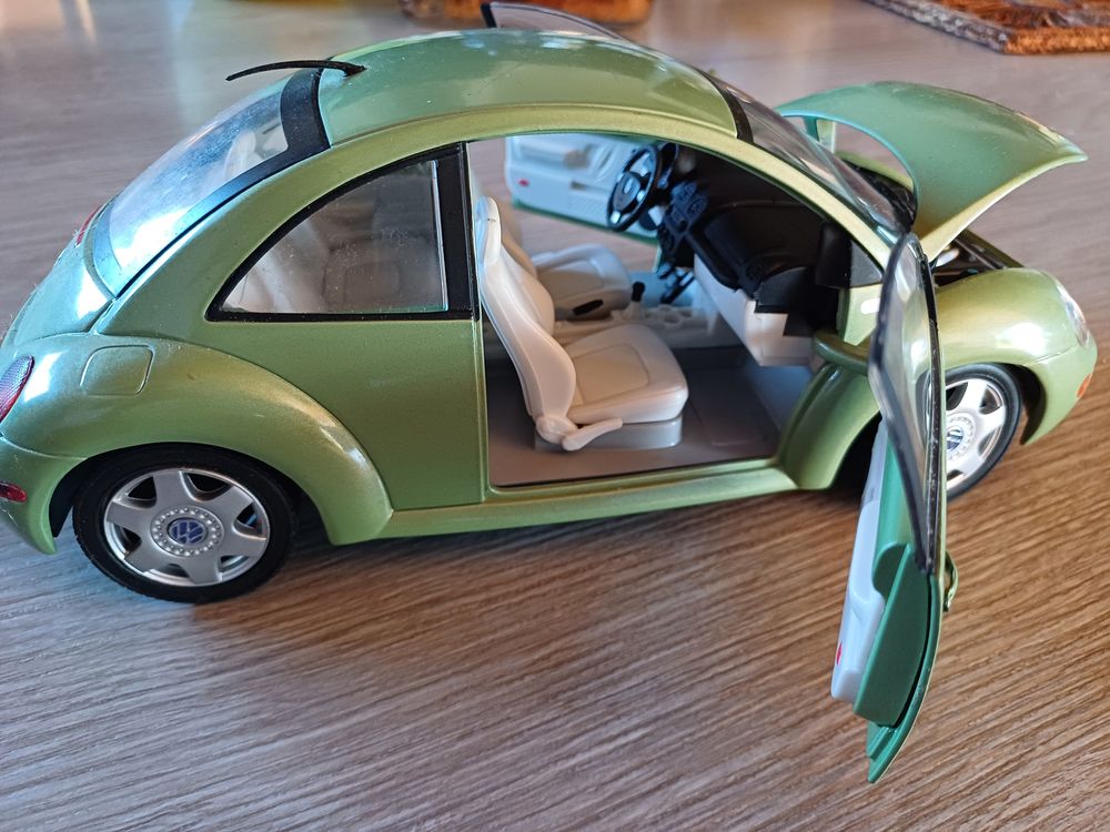 Wolkswagen new bettle 1999 1/18eme marque solido en metal 