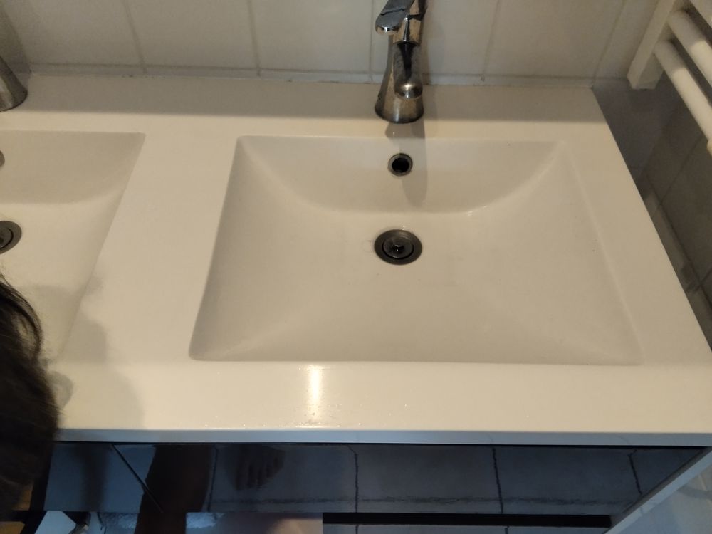 Double vasque et robinets Meubles