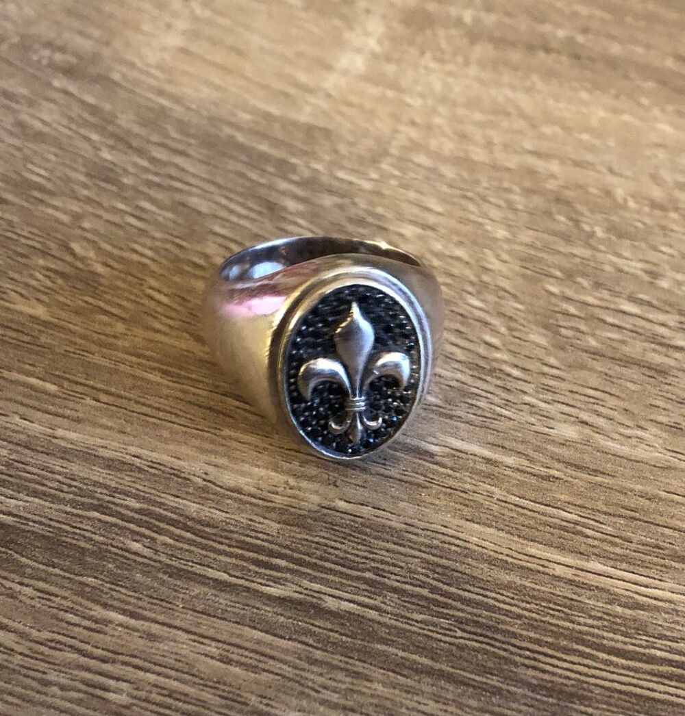 chevali&egrave;re fleur de lys Thomas sabo Bijoux et montres