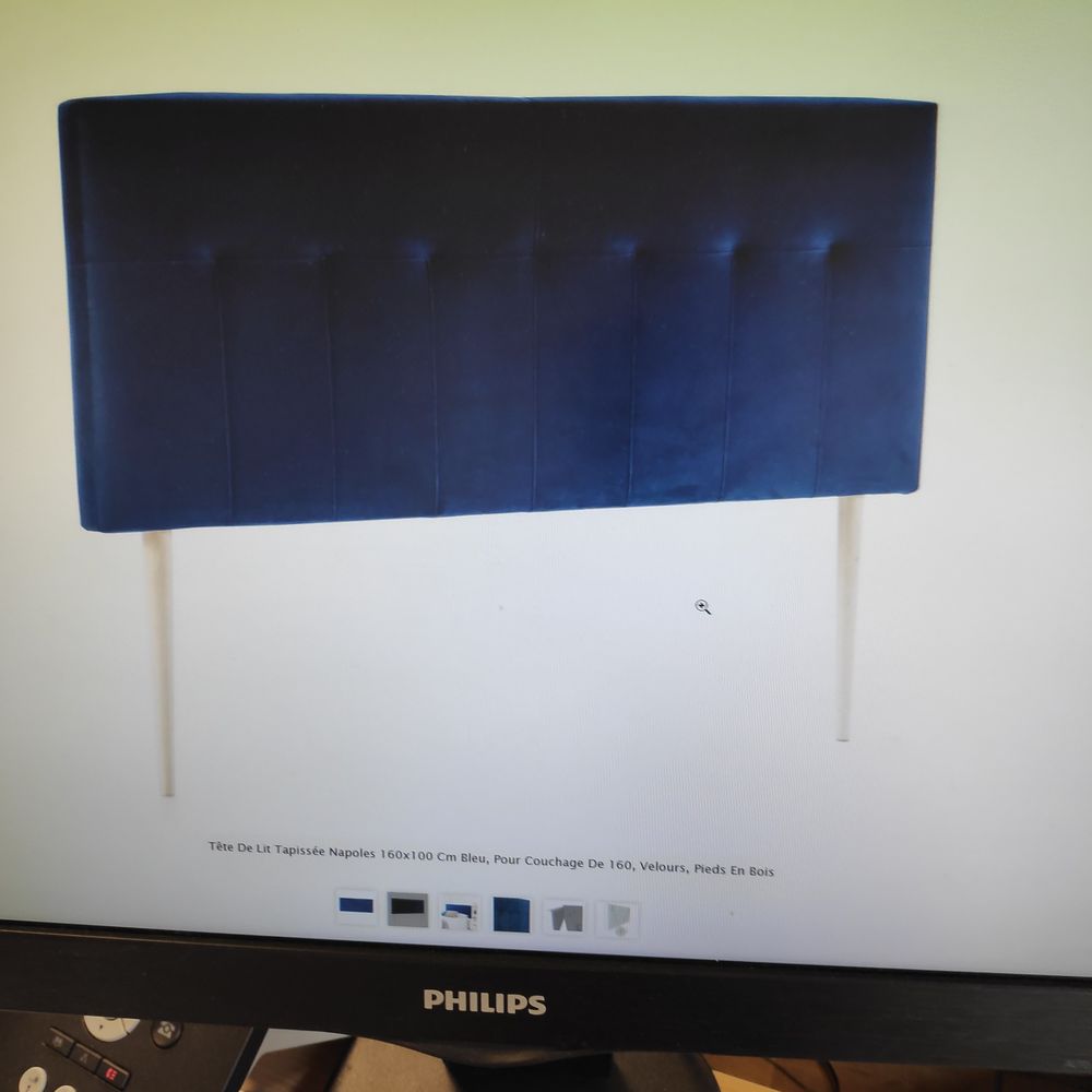 T&ecirc;te de lit bleue en velours. Meubles