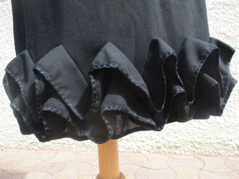 Jupe Droite de Couleur Noire avec Volants en Bas - Taille 42 Vêtements