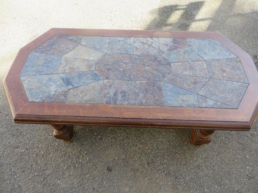 Table de salon en bois massif avec dessus carrelage. Meubles