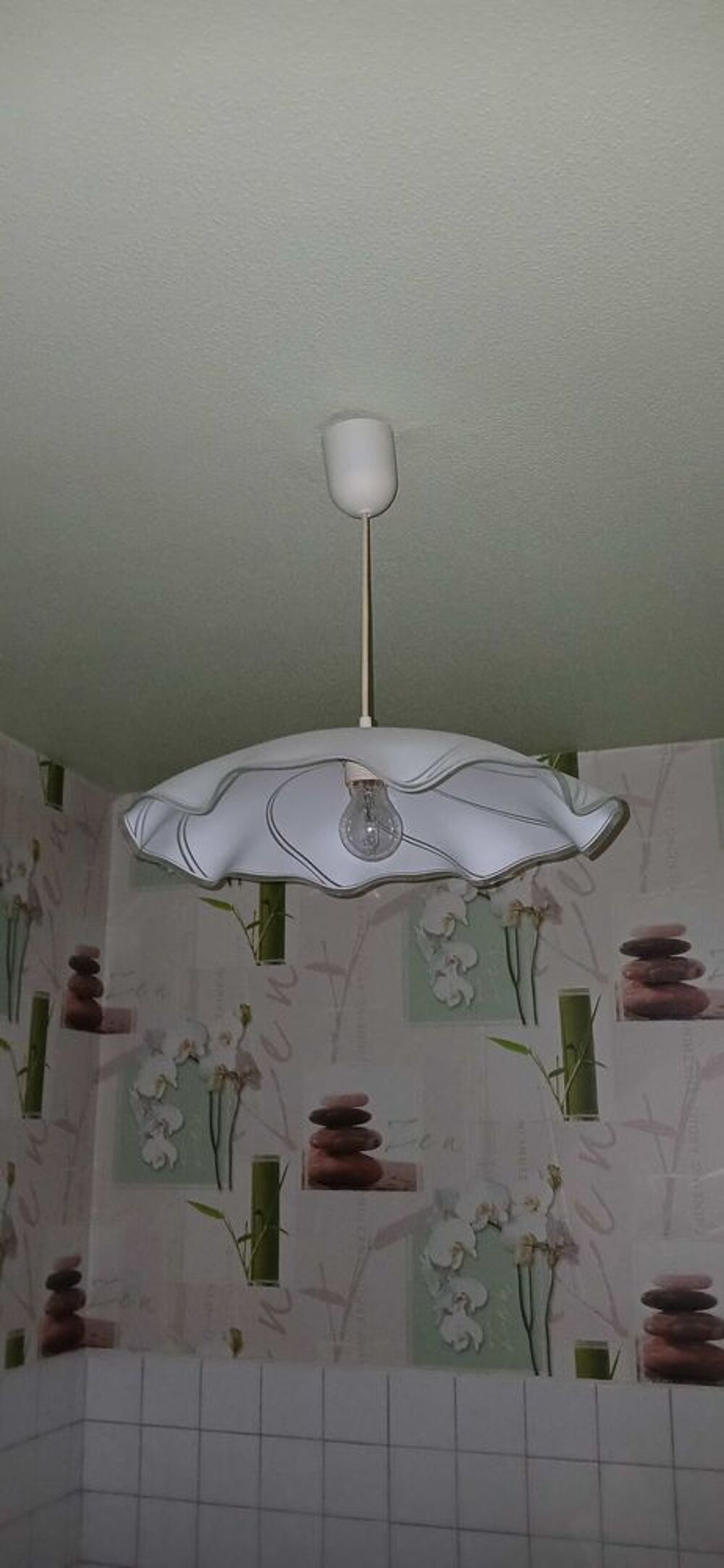 Lustre vintage tr&egrave;s bon &eacute;tat. D�coration