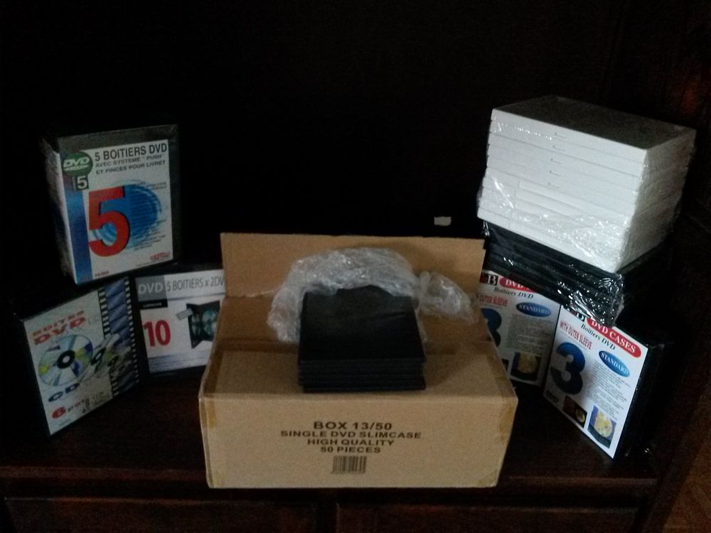 Lot de bo&icirc;tiers dvd neufs Matériel informatique