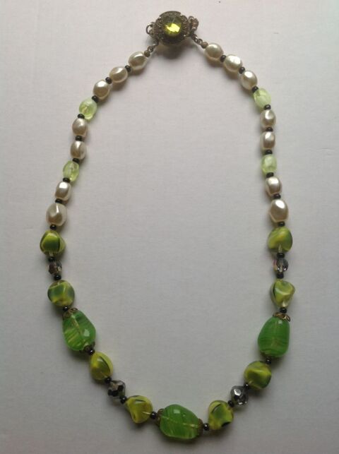 COLLIER FANTAISIE AUX COULEURS VERTES Envoi Possible
5 Tr�gunc (29)