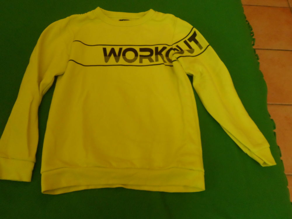 Pull jaune
Vêtements enfants
