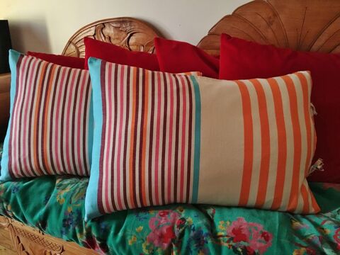 Paire de housses de coussins en coton. 28 Paris 17 (75)