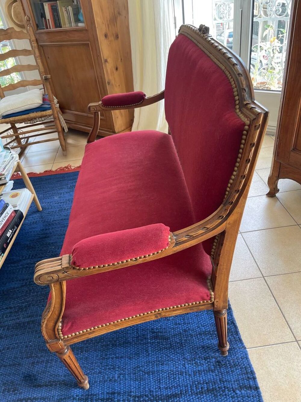 Banquette Louis XV en bois et en velours rouge Meubles