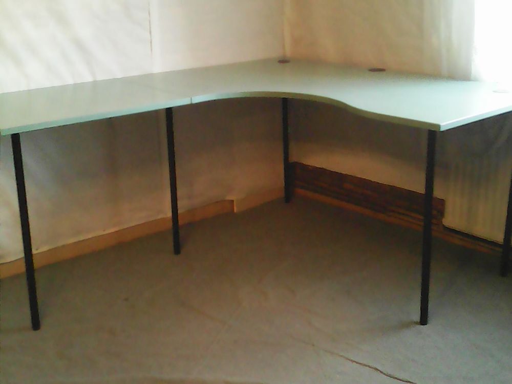 Table d'angle de bureau sp&eacute;cial PC avec passes cables
Matériel informatique