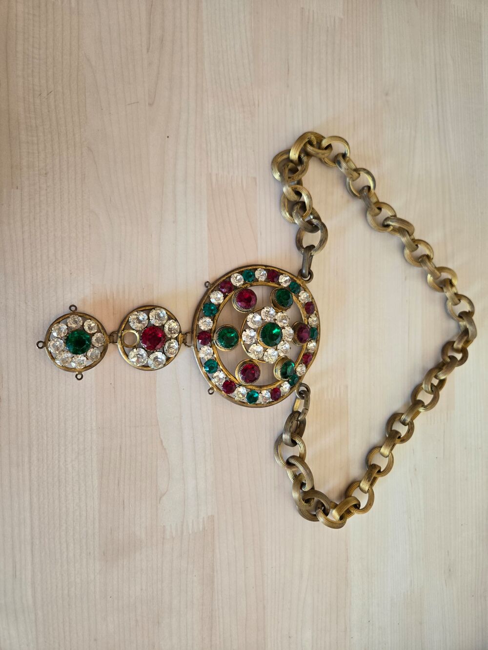 Magnifique collier de,sc&egrave;ne Bijoux et montres