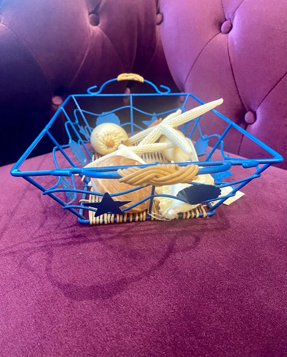 Corbeille avec coquillages &agrave; l'int&eacute;rieur Décoration