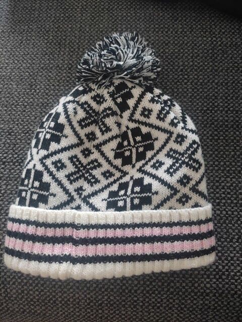 F (54) - Bonnet noir et blanc   Active Touch   2 Paris 13 (75)