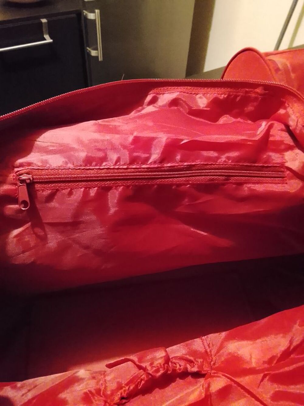 Lot sac et trousse de toilette rouges bon &eacute;tat Maroquinerie