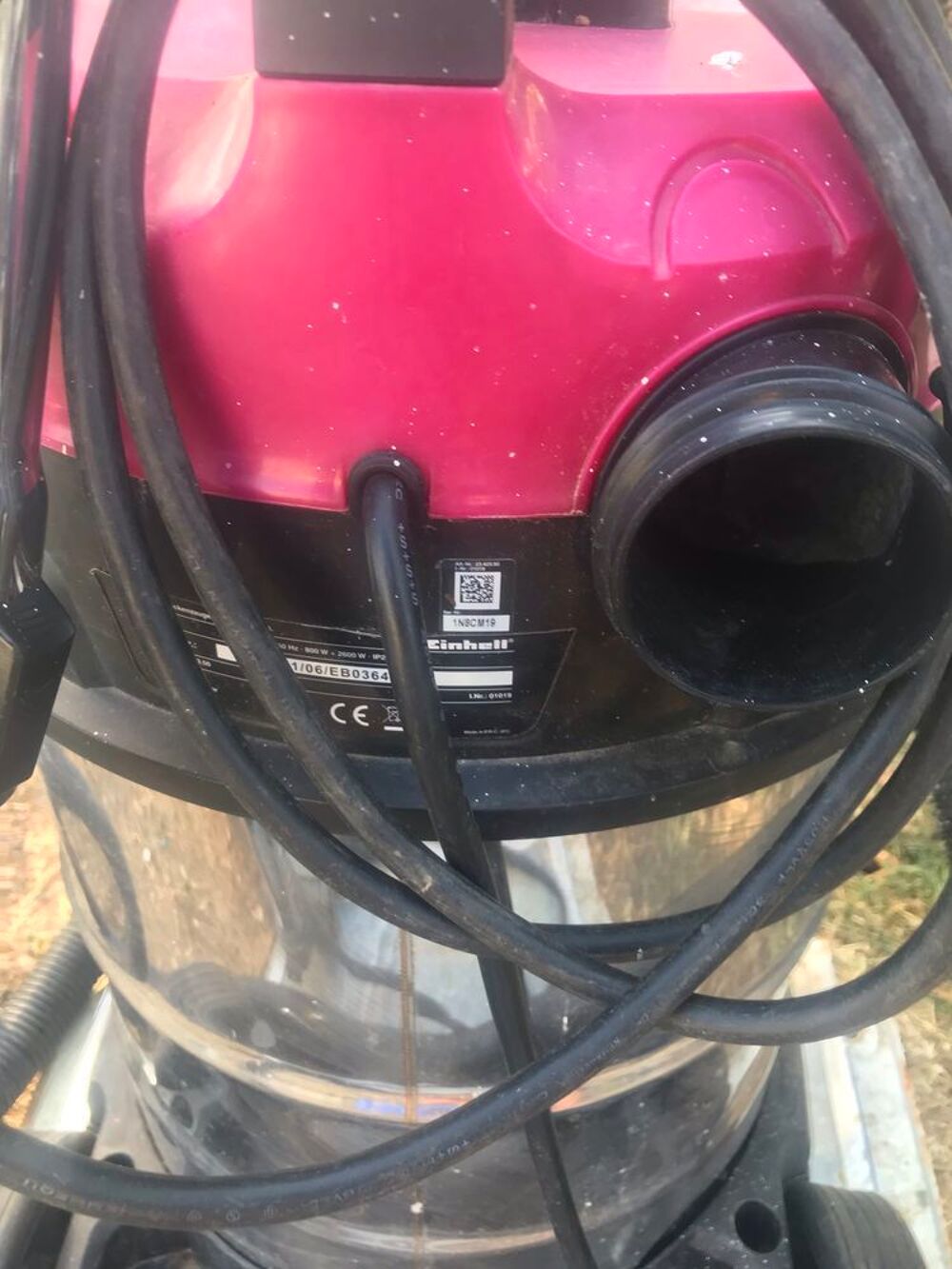 Aspirateur cuve avec tuyau long . Electroménager