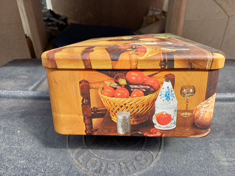 Boite &agrave; g&acirc;teaux VINTAGE en fer blanc avec motifs Décoration