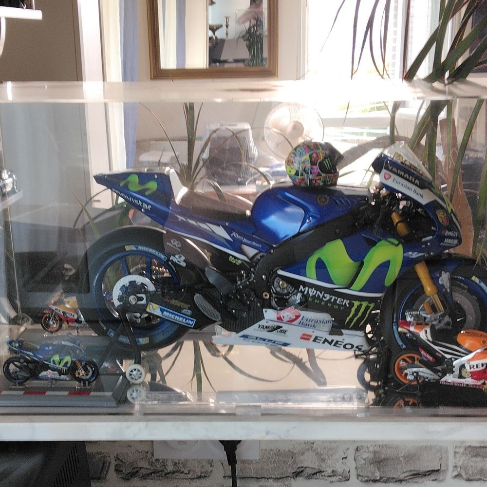 Yamaha YZR M1 2016 1/4&egrave;me Altaya Décoration
