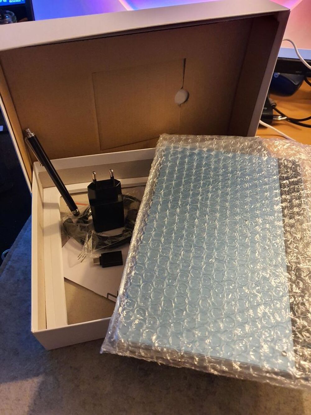 "Taille de l'&eacute;cran : 10,1" 25cm avec emplacement carte SIM Téléphones et tablettes