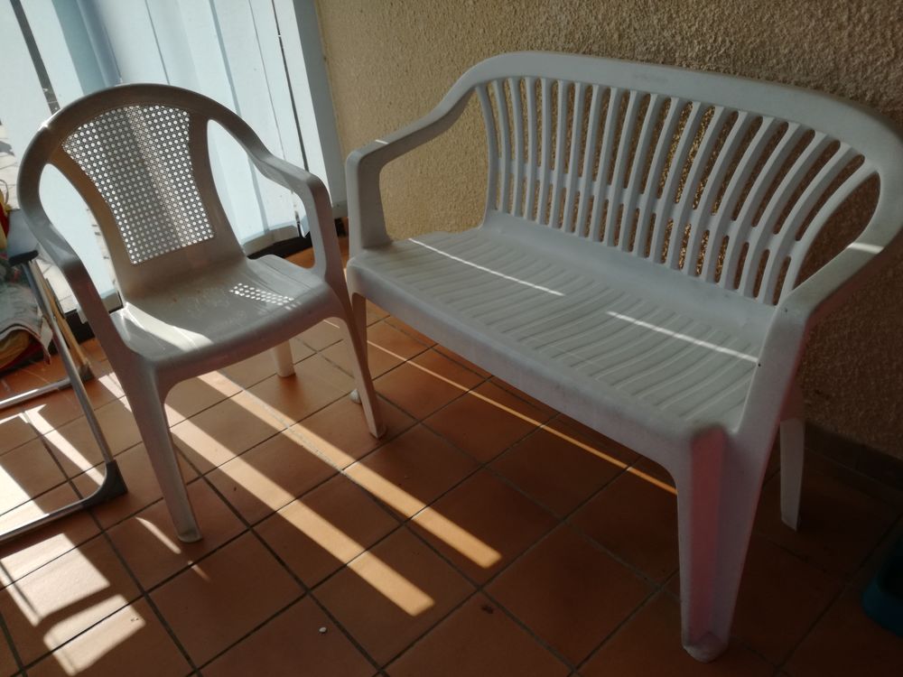 4 CHAISES DE JARDIN PLUS 1 BANC ET COUSSINS Meubles