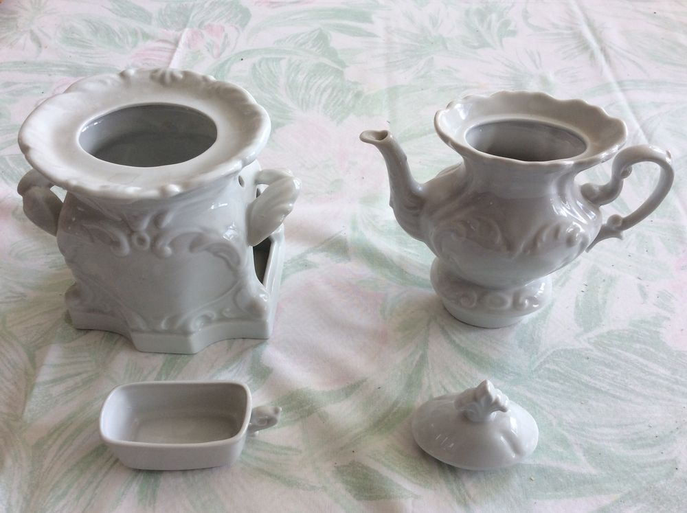 Tisani&egrave;re th&eacute;i&egrave;re &eacute;go&iuml;ste porcelaine blanche Limoges L. XV Décoration