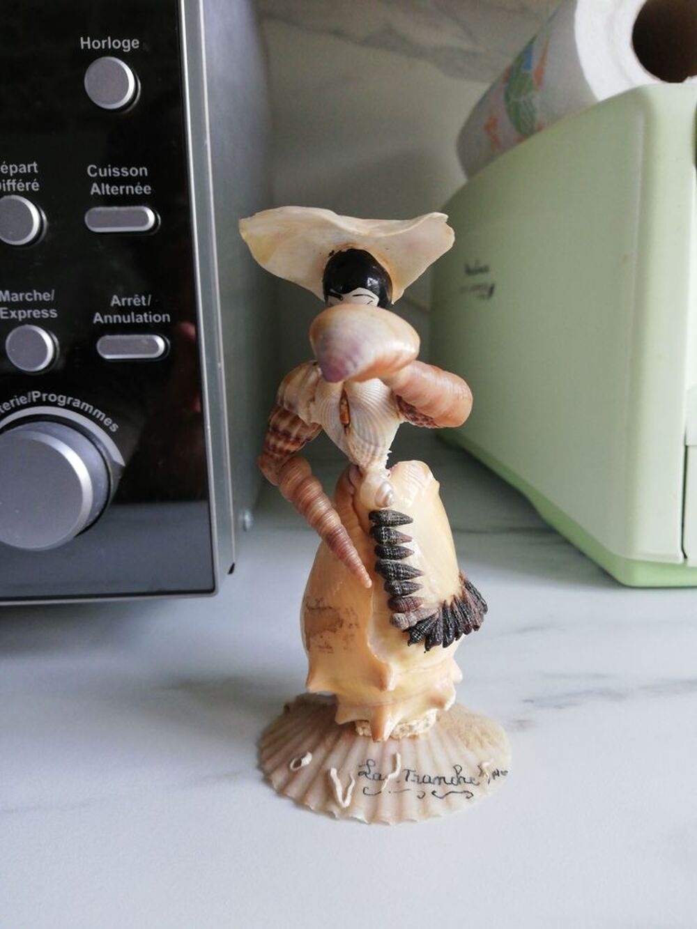 poup&eacute;e en coquillage de collection 