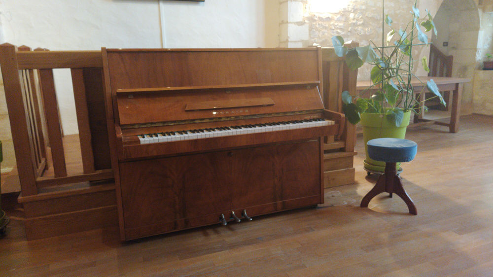 Piano droit avec son tabouret Meubles