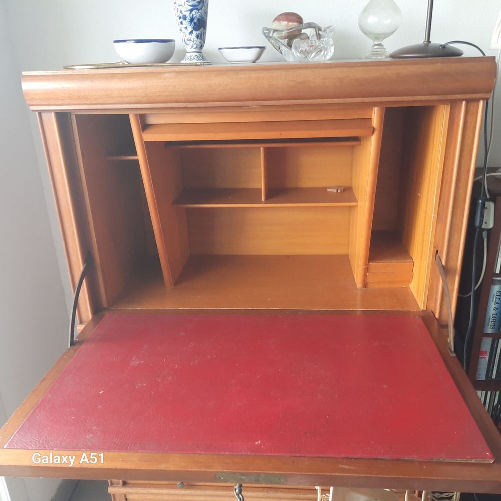 Buffet en bois avec rangements vitr&eacute;s de marque MD Meubles