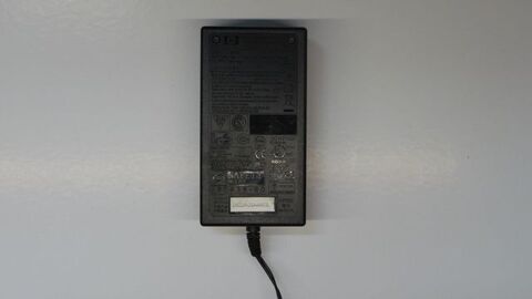 Adaptateur secteur HP 0957-2105- 220v /32 v - 1560 mA 12 Cellule (63)