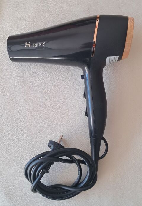 sèche cheveux marque Surker 
modèle SK-63 
puissance 3000 w 10 Mauguio-Carnon-Plage (34)