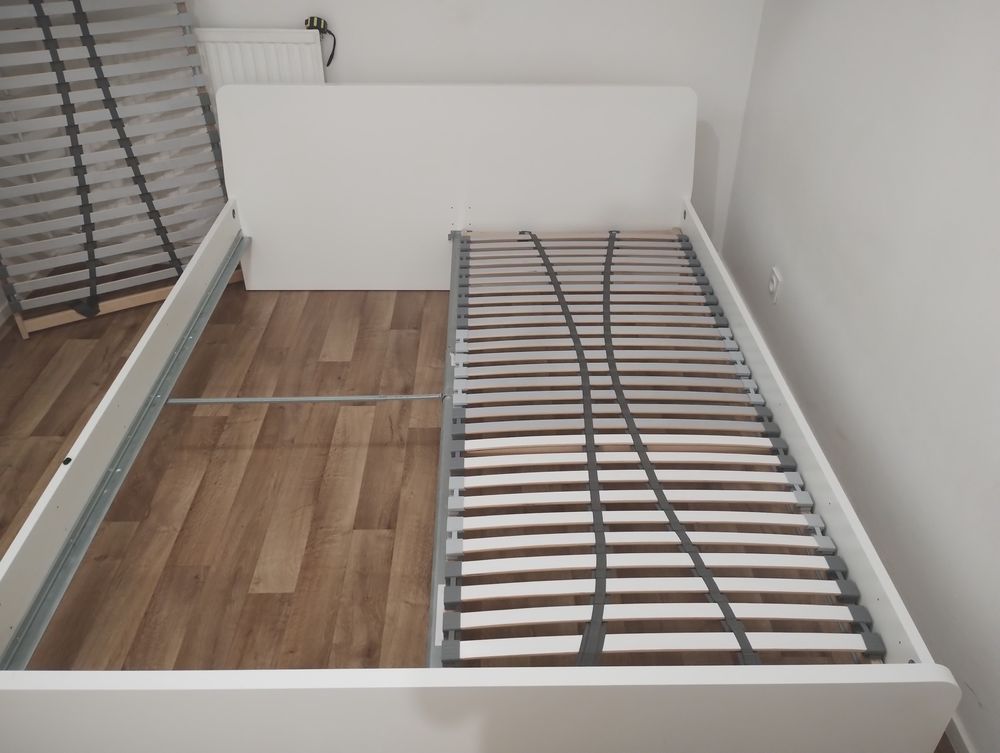 Lit king size sommier // avec matelas a m&eacute;moire de forme Meubles