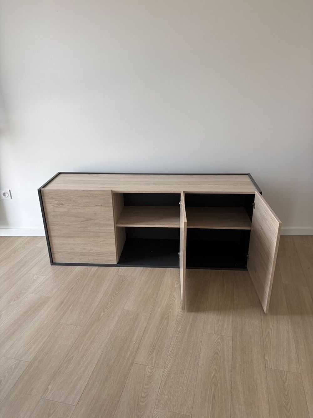 BUFFET BAS 3 PORTES AVEC PIEDS Meubles