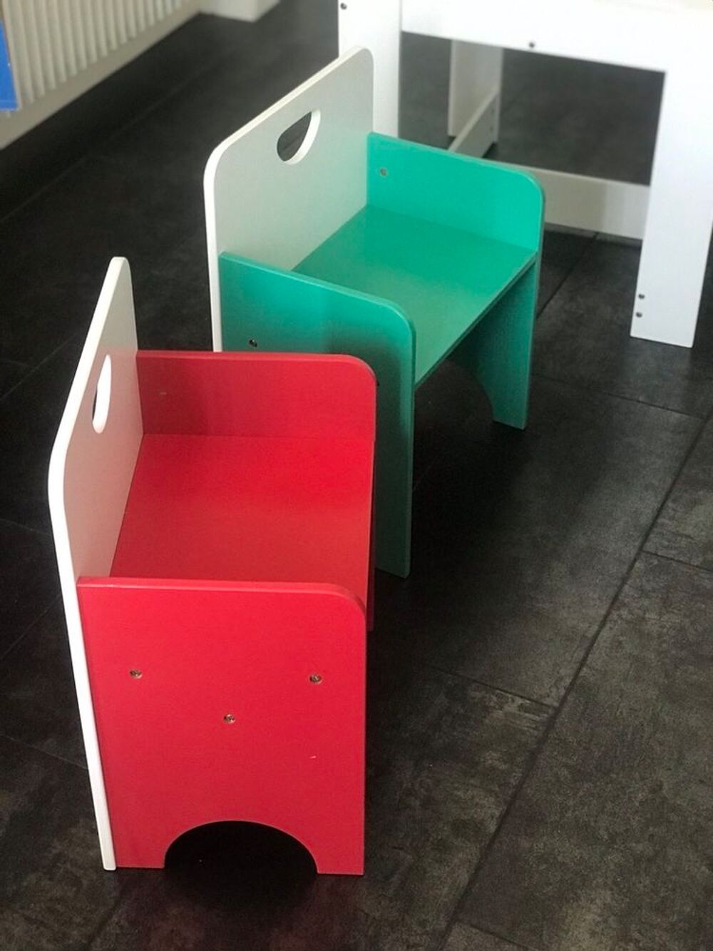 Table de jeux et ses deux chaises encastrables Mobilier enfants
