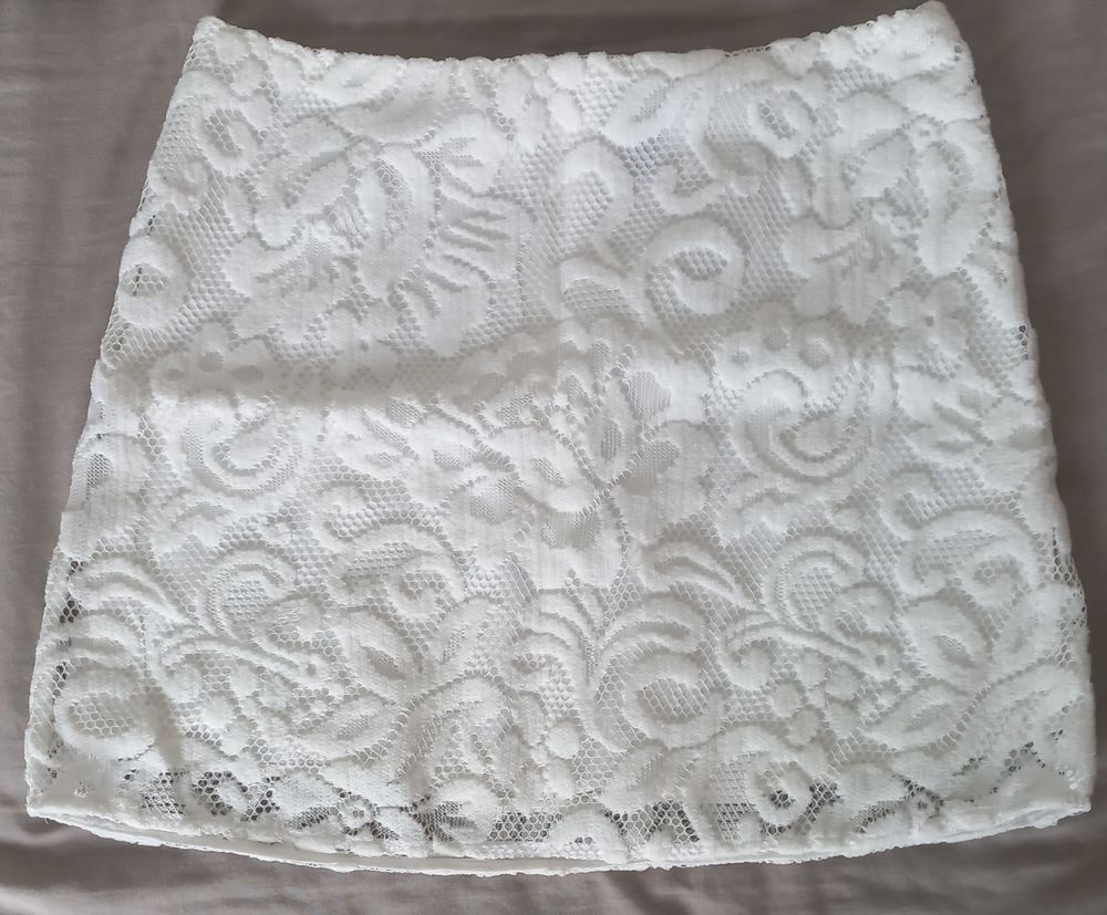 d'une jupe blanche &agrave; motif Vêtements