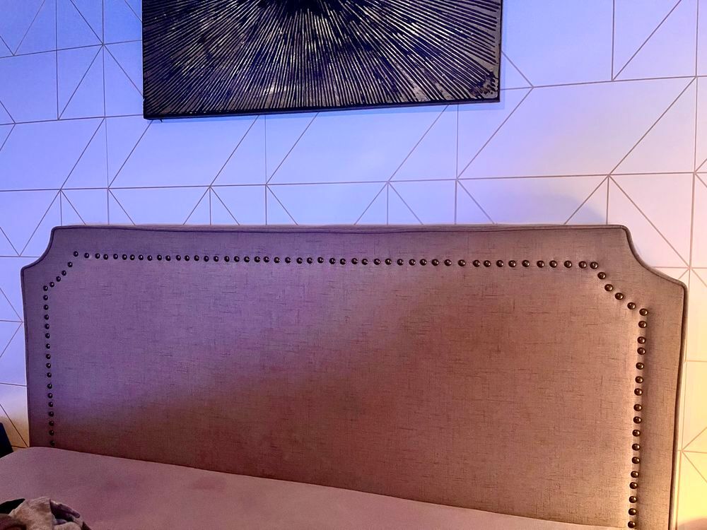 T&ecirc;te de lit en tissu taupe et clout&eacute;s 180 cm Meubles