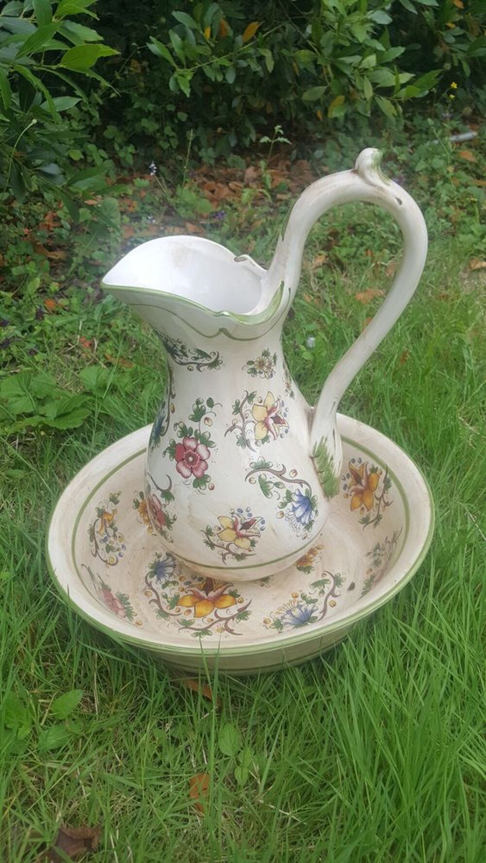 BROC et CUVETTE de toilette anciens au motif floral Décoration