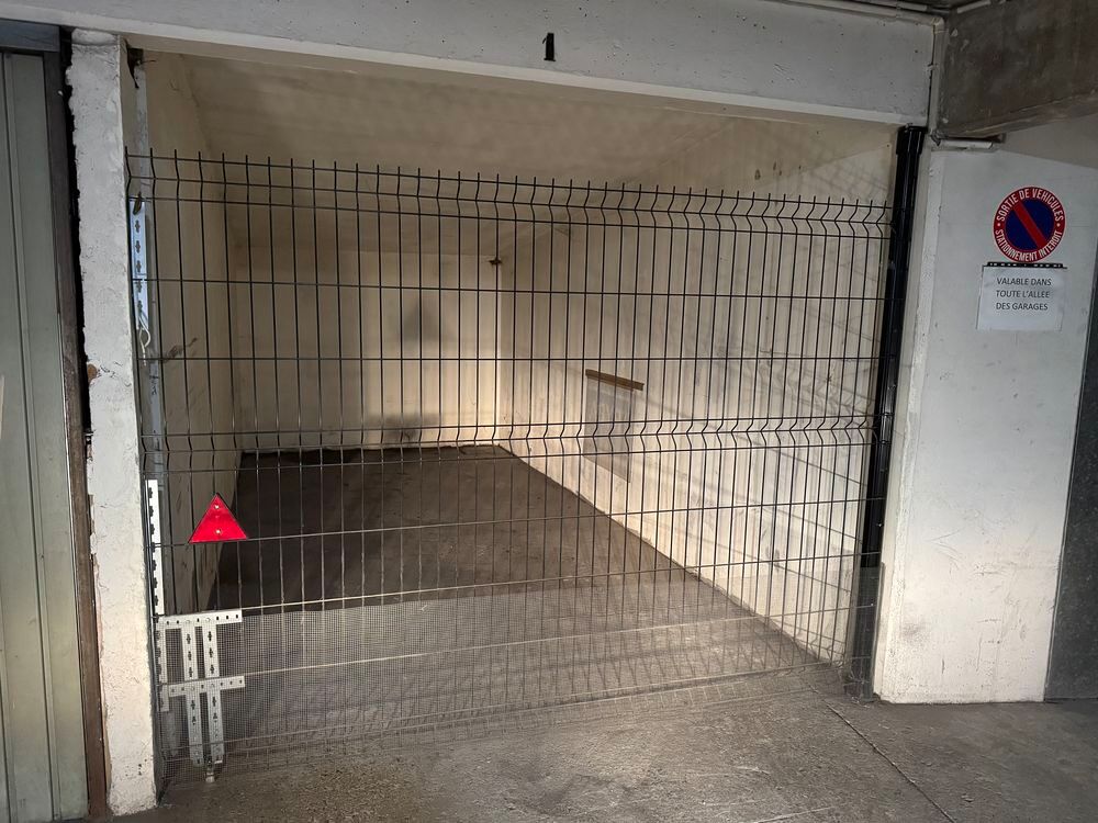 Location Parking/Garage NOISY LE GRAND : PARKING (EN SOUS SOL) FERME PAR UN GRILLAGE Noisy-le-grand