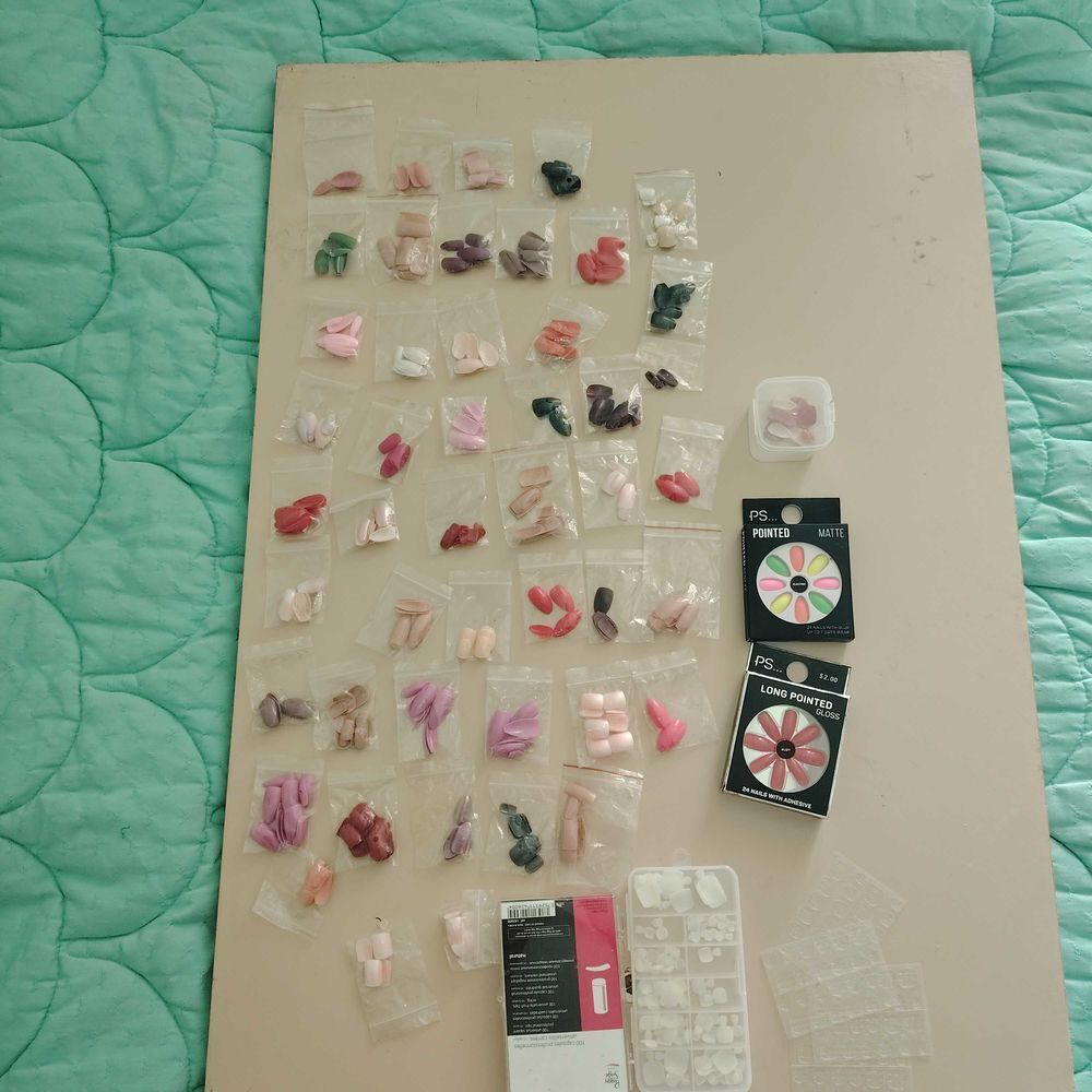 LOT DE FAUX ONGLES Bijoux et montres