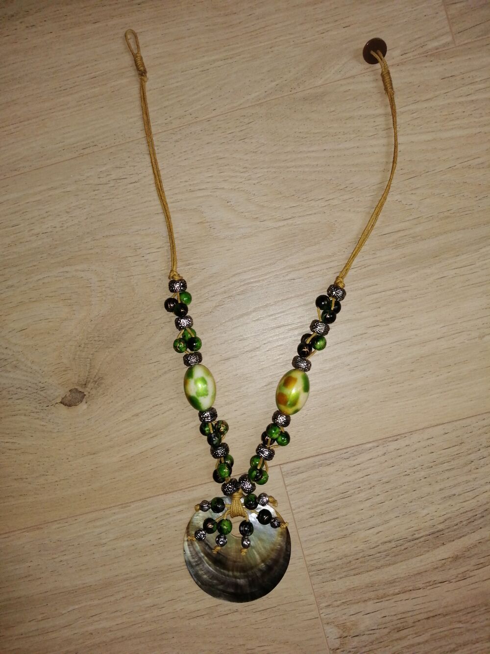 Collier fantaisie avec coquillage en nacre Bijoux et montres