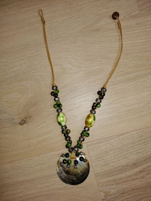 Collier fantaisie avec coquillage en nacre 15 L'Isle-Jourdain (32)