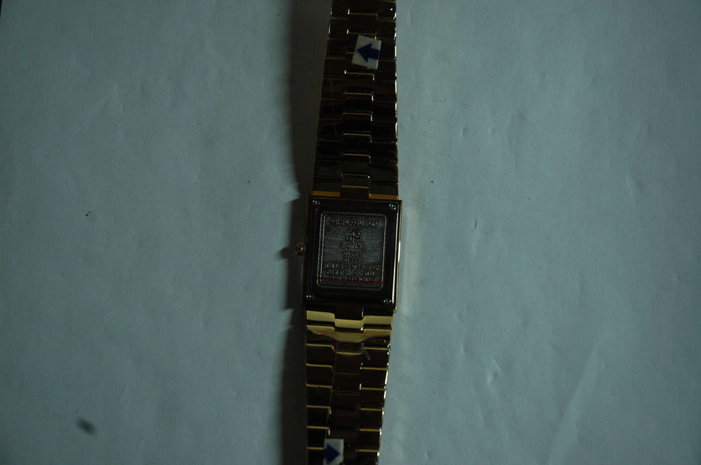 montre neuve jamais portee plaque or 22 karats Bijoux et montres