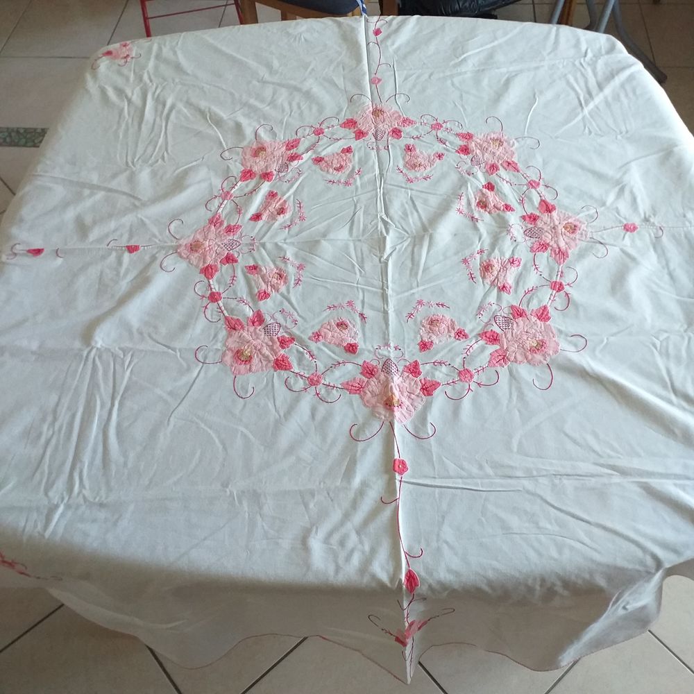 Nappe ronde, fond blanc, motifs roses Diam&egrave;tre 1m65 Décoration