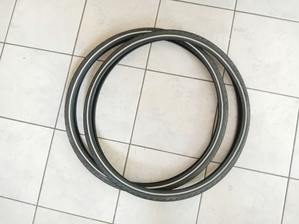 2 pneus de VTC 28 pouces Vélos