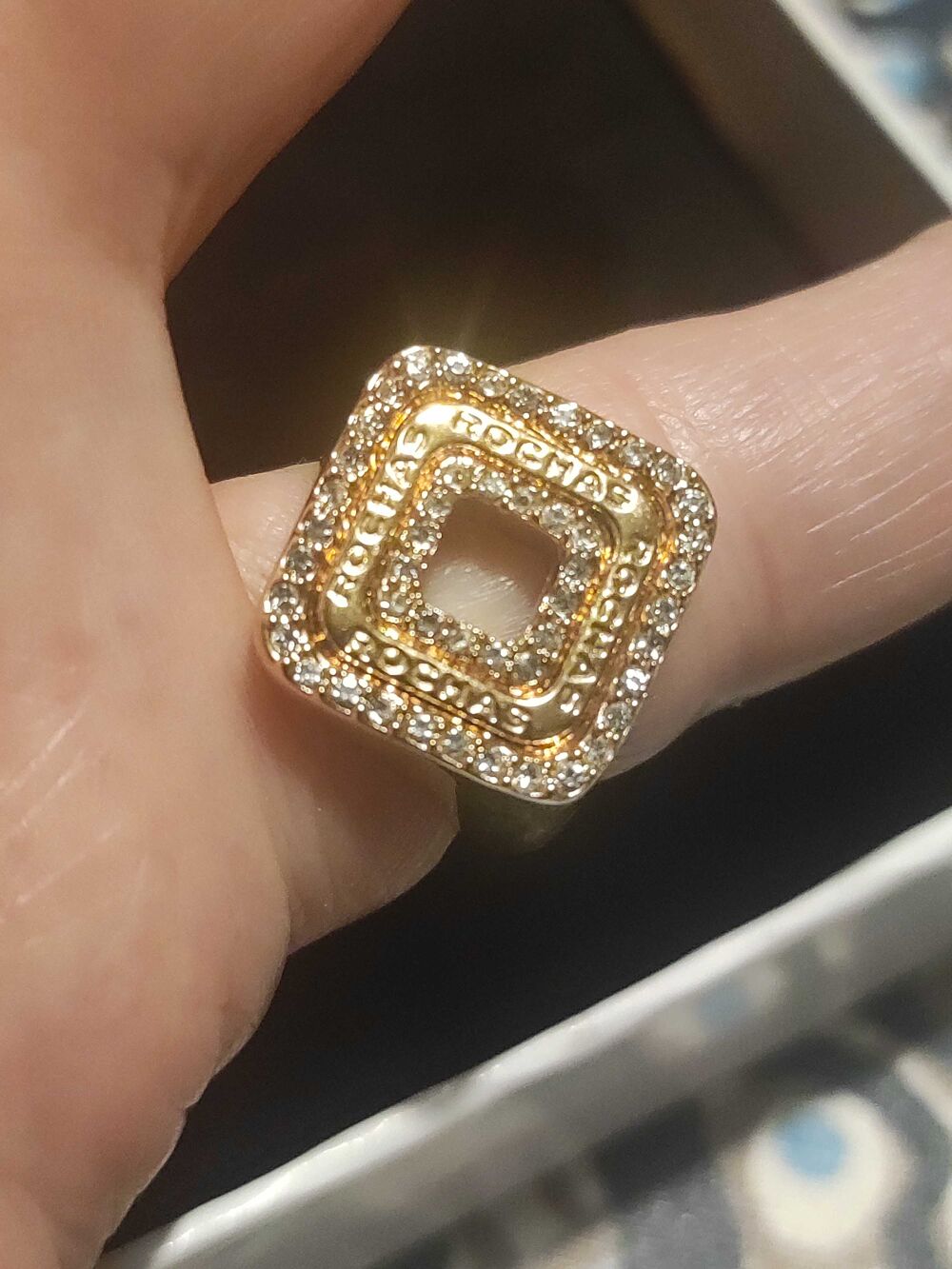 Bague acier plaqu&eacute; or jaune et pierres zirconium. tour de doigt 52,5 environ Rochas Paris. Bijoux et montres