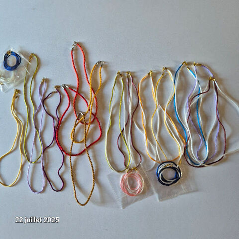 Lot de 19 colliers imitation corde, ou double, en satin avec 8 Saumur (49)