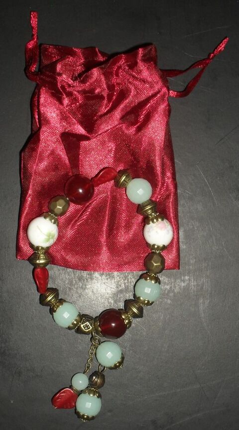 Bracelet fantaisie + Sac rouge.
NEUF. 15 Montreuil (93)